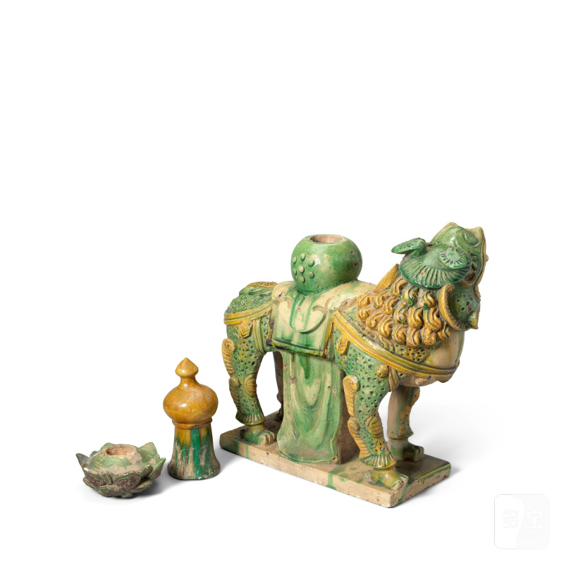 明 素三彩佛獅一件及建築飾件兩件 | A LARGE GLAZED POTTERY CAPARISONED LION AND TWO ARCHITECTURAL ELEMENTS - 图3